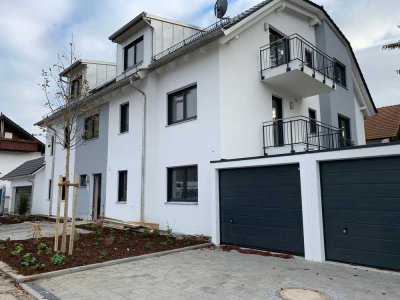 Stilvolle, neuwertige 2-Zimmer-DG-Wohnung mit Balkon und EBK in Aubing, München