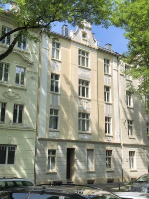 Schöne 2-Zimmer-Altbauwohnung mit Balkon