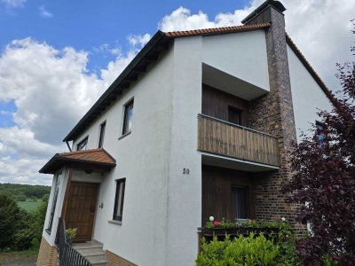 Freundliche 6 Zimmer-Etagen- und Dachgeschoss-Wohnung mit 2 Balkonen in Höchberg
