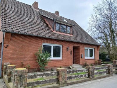 Vielseitiges Einfamilienhaus mit Einliegerwohnung, Scheune und großzügigem Grundstück in Oberndorf