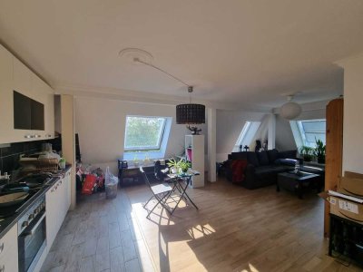Exklusive, geräumige und neuwertige 2-Zimmer-DG-Wohnung mit EBK in Berlin