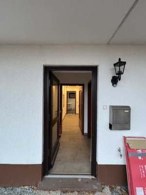 Vollständig renovierte 2-Raum-Wohnung mit Kochnische und Terrasse