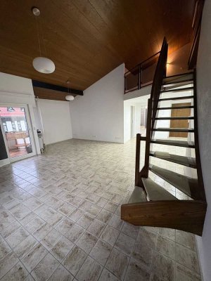 Helle 3,5-Zimmer Maisonette-Wohnung mit Balkon und Garage in Welzheim