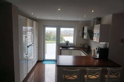 Moderne lichtdurchflutete Wohnung mit 2 Balkonen, Einbauküche und Klimaanlage