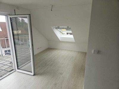 2 Zimmer Dachgeschoss-Wohnung mit Balkon für Single oder junge Paare