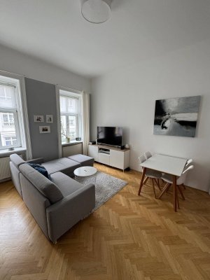 Vollmöblierte 2-Zimmer Altbauwohnung mit Einbauküche
