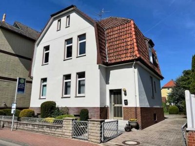 Zweifamilienhaus auf großem Grundstück mit Doppelgarage im Zentrum von Wunstorf