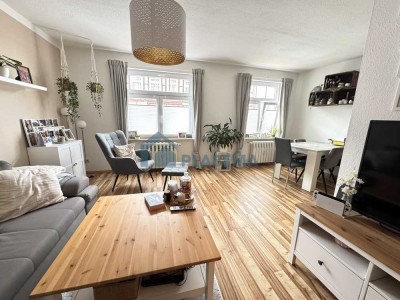 2-Zimmer-Wohnung mit Einbauküche, Abstellkammer, Bad mit Wanne und Fenster in ruhiger Lage