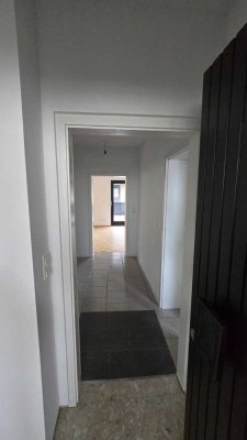 Schöne EG-Wohnung mit großem Balkon, NEU modernisiert!!!