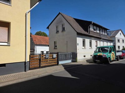 Geräumige, preiswerte 7-Raum-Doppelhaushälfte mit EBK in Limeshain