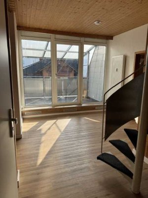 Frisch sanierte 4-Zimmer-Dachgeschosswohnung mit Einbauküche und sonniger Loggia