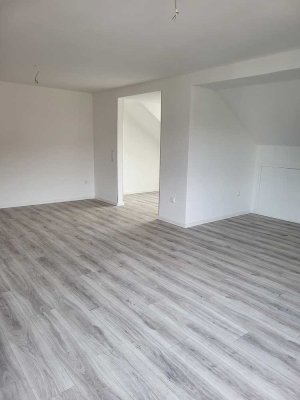 Charmante renovierte Dachgeschosswohnung mit Balkon und offener Küche