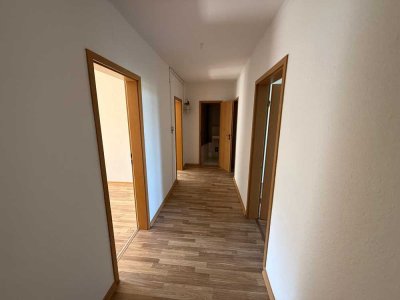 Zentrumsnah - großzüge, helle 3- Raum DG Wohnung