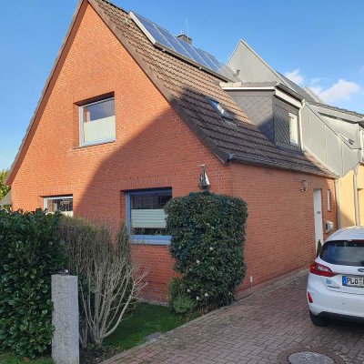 Schöne kleine Doppelhaushälfte, mitten in Laboe. 2,5 Zimmer, frei ab Februar 2026