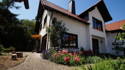 * SPACIOUS * CHARMING * COUNTRY-SIDE LIVING * 
ca. 220 m², 5 Bed, 2.5 Bath, 3 Garage