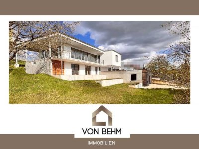 von Behm Immobilien -  Traumhafte Flachdachvilla mit Weitblick in Pörnbach