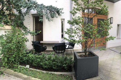Traumhafte teilmöblierte Altbau-Wohnung mit Terrasse vis-a-vis der Maximilianstrasse