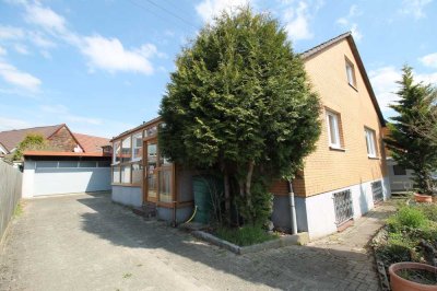 *** Freistehendes Einfamilienhaus mit 2 Garagen ***