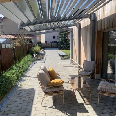 Zimmer mit eigenem Bad und Zugang zu Terrasse und Garten