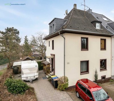 Doppelhaushälfte mit Balkon, Terrasse, Garten und drei Stellplätzen