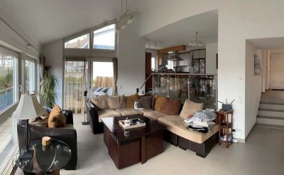 Gepflegte und lichtdurchflutete Doppelhaushälfte mit fünf Zimmern und EBK in bester Lage in Leonberg