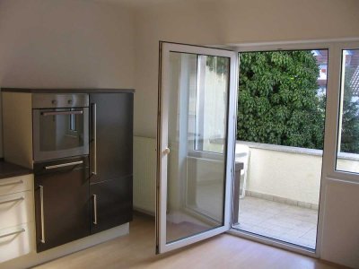 Helle und charmante 2,5-Zimmer Wohnung mit Balkon in zentraler Lage