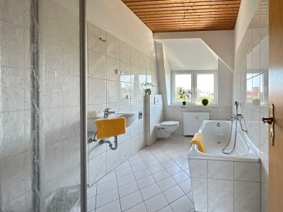 Frisch saniert mit Dachterrasse, Einbauküche, Wanne und Dusche