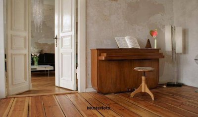 Altbauwohnung im Rohbauzustand mit 86,8 m² Wfl.