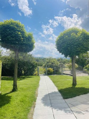 Idyllisch! Schönes Haus inklusive 2 schönen Gartengrundstücken in Aussichtslage und Doppelgarage