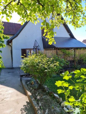 Charmantes Einfamilienhaus mit großem Garten und Nebengebäude