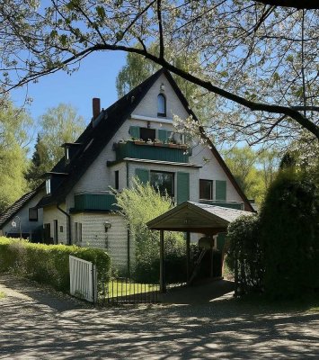 Erstbezug nach Sanierung mit Balkon und EBK: Stilvolle 2,5-Raum-Wohnung