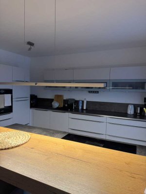 Neuwertige 3-Zimmer-Wohnung mit Balkon und EBK in Rosbach