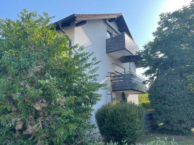 Freundliche 2-Zimmer-DG-Wohnung mit Balkon und Einbauküche.  Kleine Wohnanlage