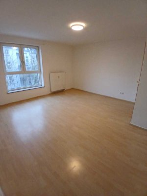 frisch renovierte 2-Raum - Eigentumswohnung mit EBK