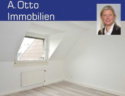 Krefeld - Moerser Str., renovierte 2 Zimmer Wohnung im Dachgeschoss, neuwertiger Vinylboden,Duschbad