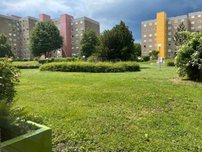 großzügige 3,5 Zimmer-Erdgeschoss-Wohnung mit Balkon und Pkw-Stellplatz im Freien