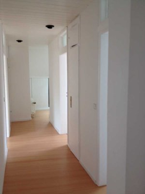 Dachgeschosswohnung in Duisburg Hochheide, 3 kleine Schlafzimmer, gute Verkehrsanbindung