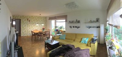 Helle und ideal geschnittene 4 Zimmer Wohnung mit Terrasse und Garten in zentraler Lage von privat