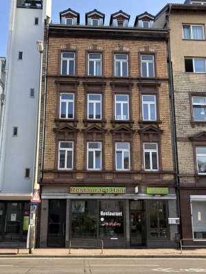 Frankfurt Westhafen: Moderne 3-Zimmer-Altbauwohnung mit großem Balkon
