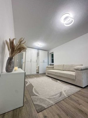 Hochwertige vollmöblierte 1-Zimmer Wohnung mit eigenem Garten in Waldtrudering.