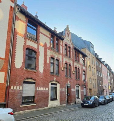 EIN PURZELBAUM ZUM RHEIN - schöne Altbauwohnung in ruhiger Altstadtlage