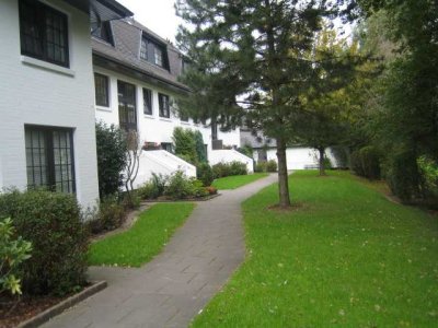 Stilvolle, modernisierte 3-Zimmer-Hochparterre-Wohnung mit Balkon und Einbauküche in Sebaldsbrück