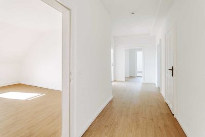 Exklusive 5 Zimmer Wohnung in Altbau Villa