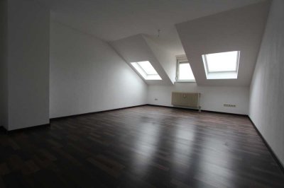 Helle Dachgeschosswohnung im Herzen der Stadt mit Küche