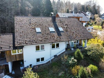 Solides 2-Familienhaus mit Einliegerwohnung in ruhiger, naturnaher Lage, freut sich auf Sie!