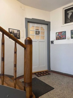 3 -Zimmer Altbauwohnung mit Balkon in ruhiger Lage, nahe rotes Tor