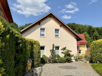 Freistehendes Einfamilienhaus mit ca. 240 m² Wohnfläche in wunderschöner Natur