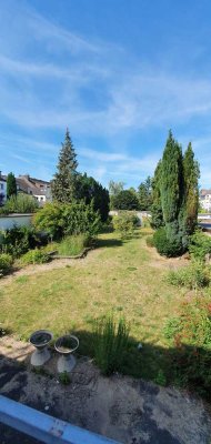 Kernsanierte Wohnung mit großem Garten und Balkon