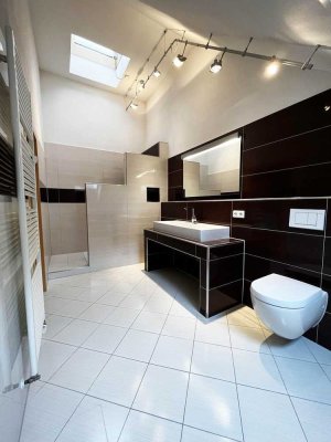 Neuer Boden, Wellness-Bad, Loggia | Sonnige Maisonette | Klimaanlage & Stellplatz