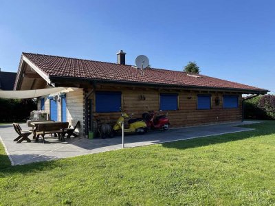 Ein Traum: Wunderschöner Blockhaus Bungalow auf großem Grundstück